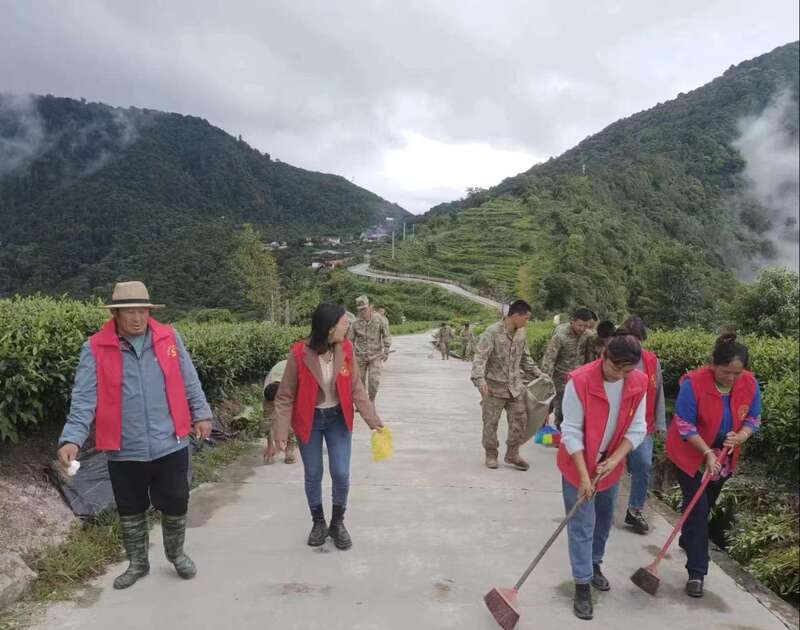 图为:墨脱县背崩乡格林村军地党组织共同开展“爱我墨脱、靓我家园”主题党日活动