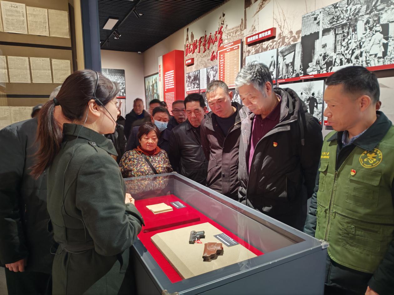 展品都经过精心的保护和展示,如旧日的手写文件,革命党旗和武器装备等