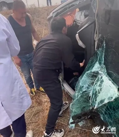 95后辅警路边砸车大家却称赞干得好