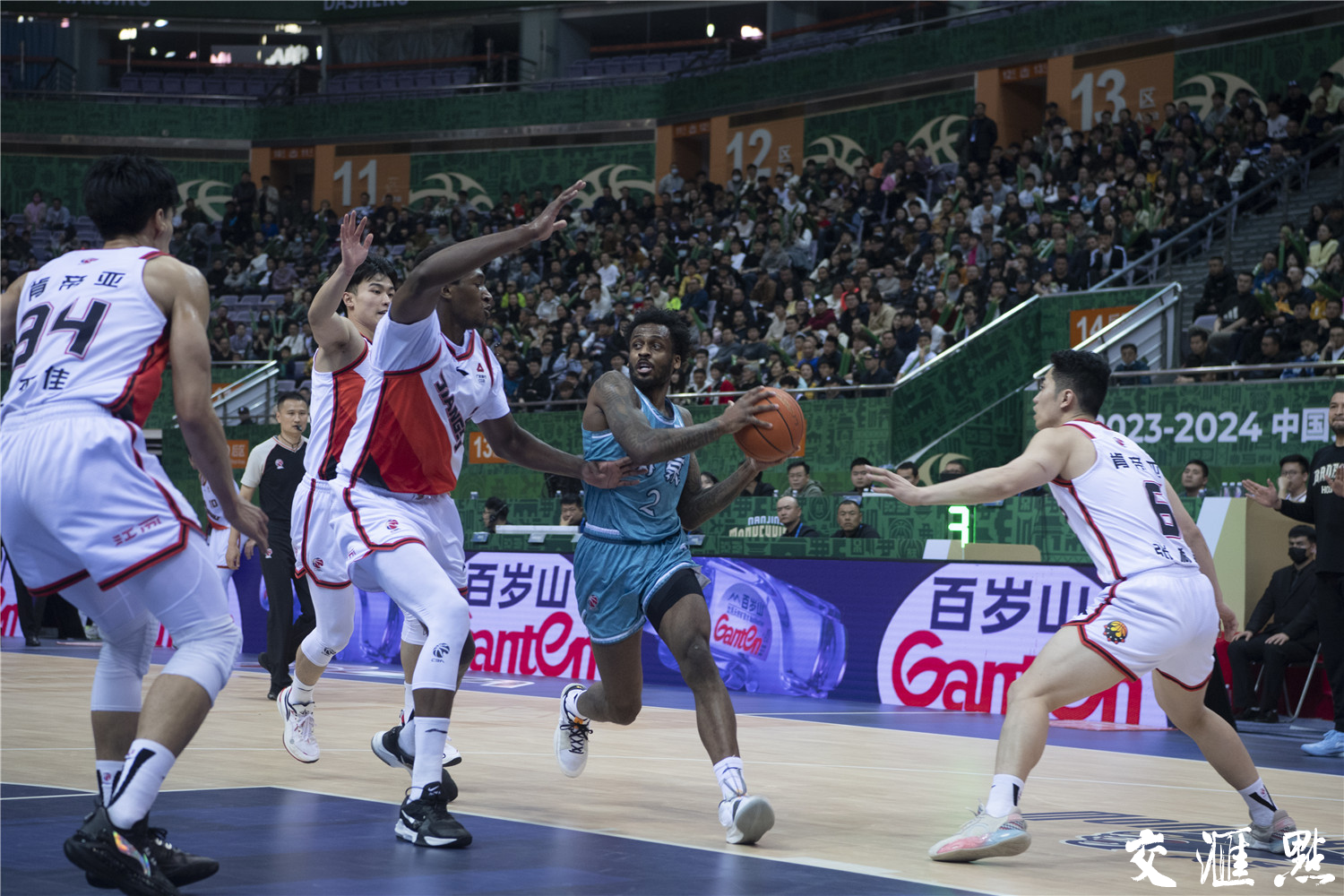 2024年3月24日，2023—2024中国男子篮球职业联赛常规赛第47轮，南京头排苏酒队在南京奥体中心迎战江苏肯帝亚队，最后南京头排苏酒队以95比79胜江苏肯帝亚队。 新华日报·交汇点记者 吴俊摄