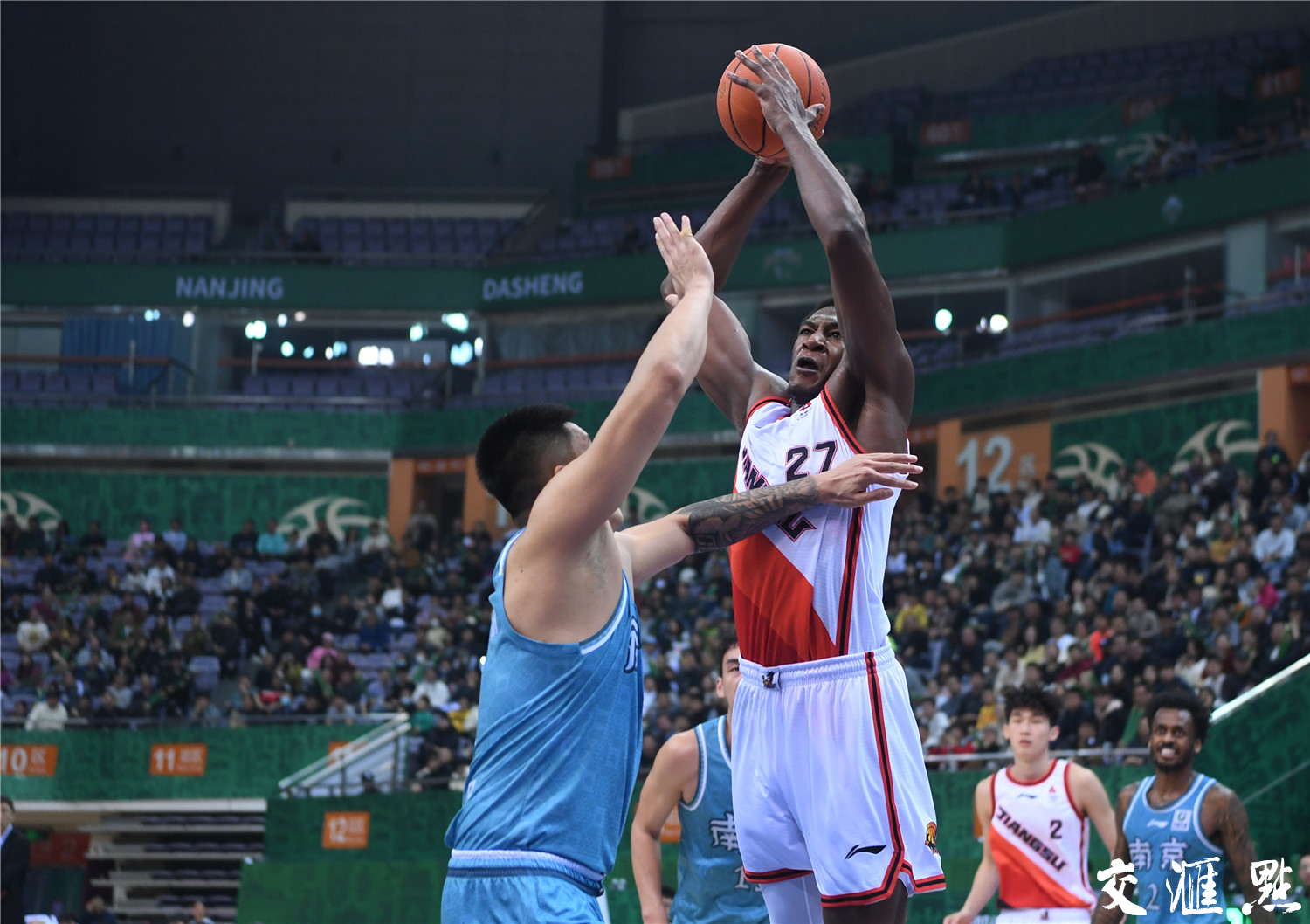 2024年3月24日，2023—2024中国男子篮球职业联赛常规赛第47轮，南京头排苏酒队在南京奥体中心迎战江苏肯帝亚队，最后南京头排苏酒队以95比79胜江苏肯帝亚队。 新华日报·交汇点记者 吴俊摄