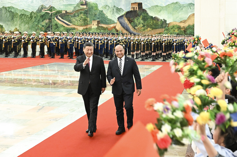 2024年3月25日,习近平在人民大会堂北大厅为阿迪昂举行欢迎仪式。