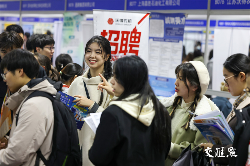 2024年3月27日，江苏省2024年春季促就业攻坚行动暨南京师范大学2024届毕业生春季专场招聘会在南京师范大学举行，现场供需两旺，众多大学生前来求职。
新华日报·交汇点记者 陈俨 黄红芳
