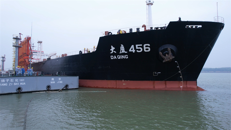 4.5万载重吨油船靠港扬子石化码头