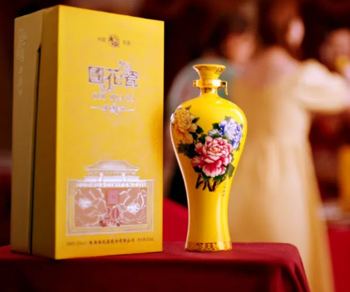 凤香型白酒哪款送人好国花瓷西凤酒颜值品质俱佳令人倾心