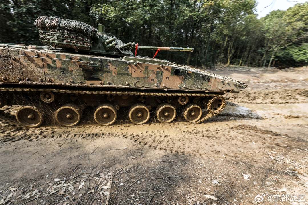 初春时节，第72集团军某旅一场装甲车实弹射击训练拉开序幕。全程随机设置敌情，有效锤炼部队单车驾驶越障、火力打击、指挥通信等多种实战能力。