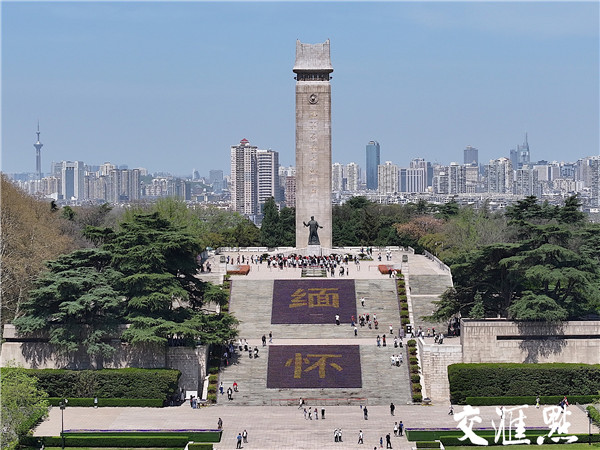 2024年3月30日，随着清明节临近，雨花台烈士陵园的烈士纪念碑前，数万盆黄色和紫色角堇鲜花组成巨型“缅怀”字样花坛，气势恢宏，寄托哀思，致敬革命先烈。新华日报·交汇点记者 邵丹 摄