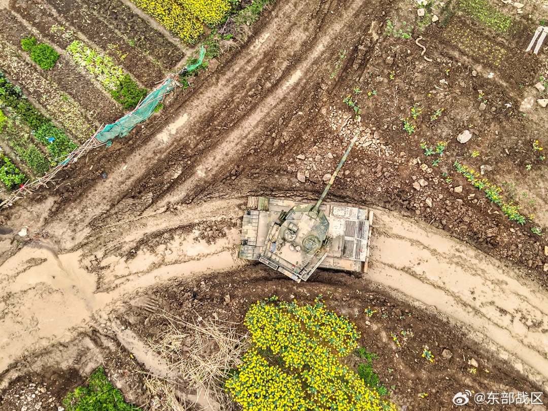 初春时节，第72集团军某旅一场装甲车实弹射击训练拉开序幕。全程随机设置敌情，有效锤炼部队单车驾驶越障、火力打击、指挥通信等多种实战能力。