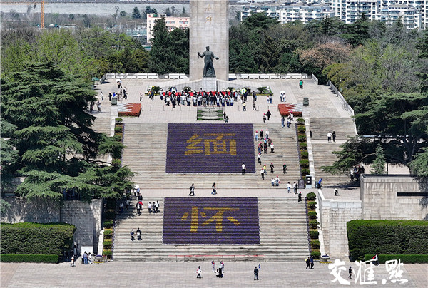清明将至，许多市民、学生和外地游客来此参观凭吊，缅怀革命先烈，传承红色精神。