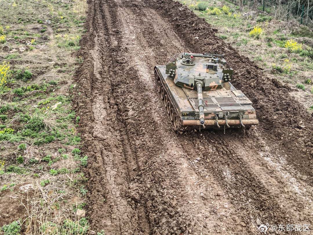 初春时节，第72集团军某旅一场装甲车实弹射击训练拉开序幕。全程随机设置敌情，有效锤炼部队单车驾驶越障、火力打击、指挥通信等多种实战能力。