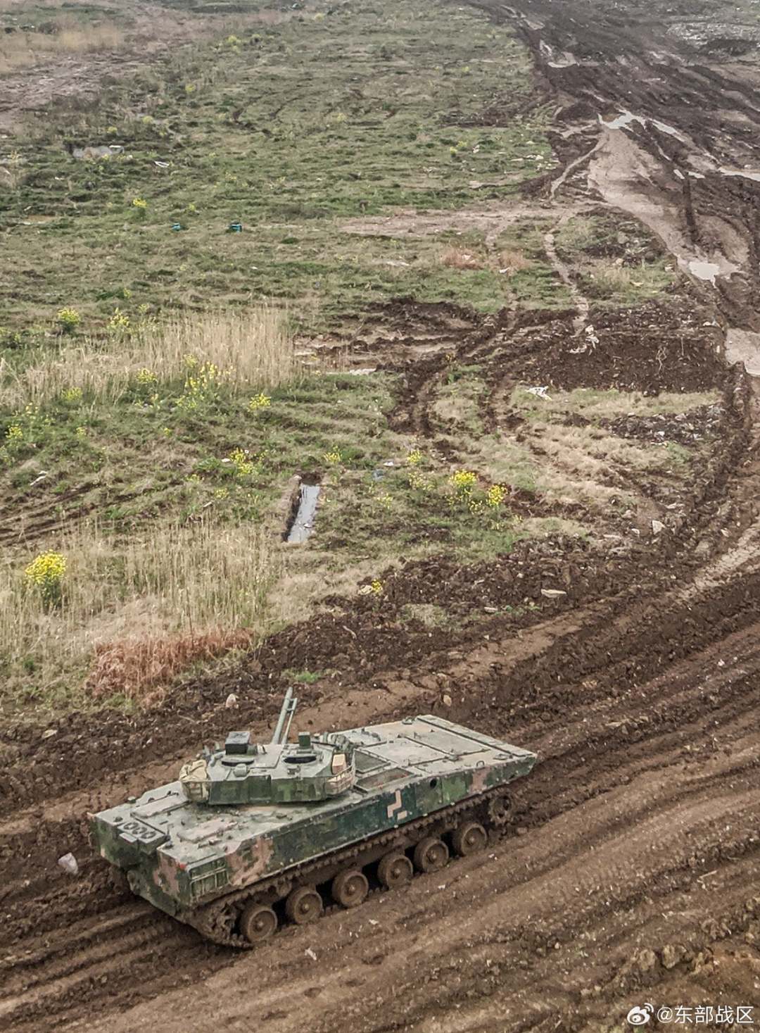 初春时节，第72集团军某旅一场装甲车实弹射击训练拉开序幕。全程随机设置敌情，有效锤炼部队单车驾驶越障、火力打击、指挥通信等多种实战能力。