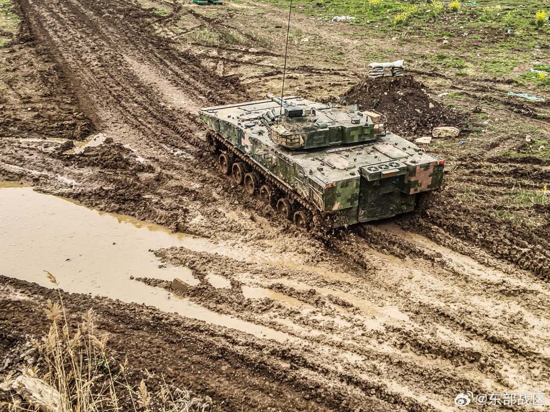 初春时节，第72集团军某旅一场装甲车实弹射击训练拉开序幕。全程随机设置敌情，有效锤炼部队单车驾驶越障、火力打击、指挥通信等多种实战能力。