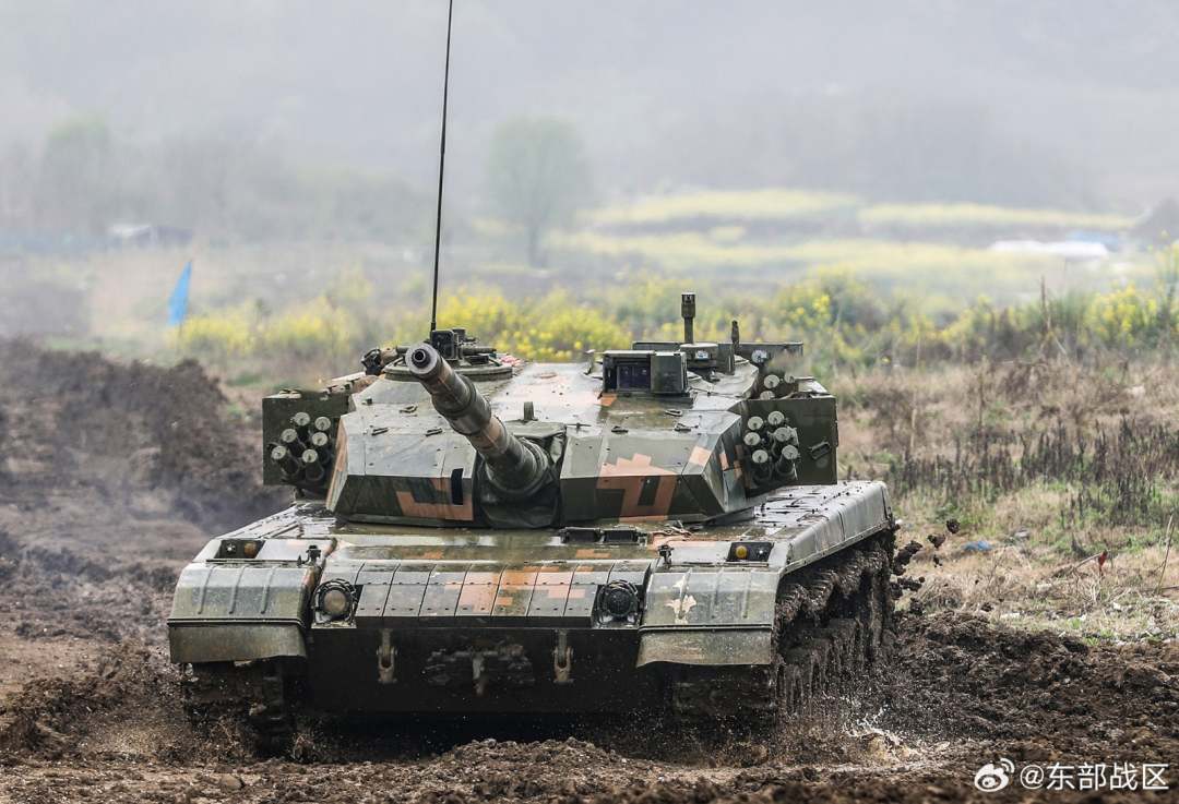 初春时节，第72集团军某旅一场装甲车实弹射击训练拉开序幕。全程随机设置敌情，有效锤炼部队单车驾驶越障、火力打击、指挥通信等多种实战能力。