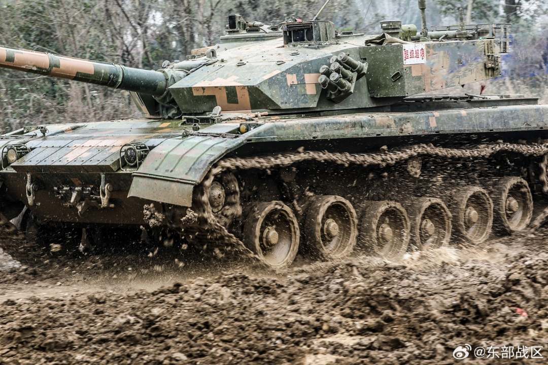 初春时节，第72集团军某旅一场装甲车实弹射击训练拉开序幕。全程随机设置敌情，有效锤炼部队单车驾驶越障、火力打击、指挥通信等多种实战能力。