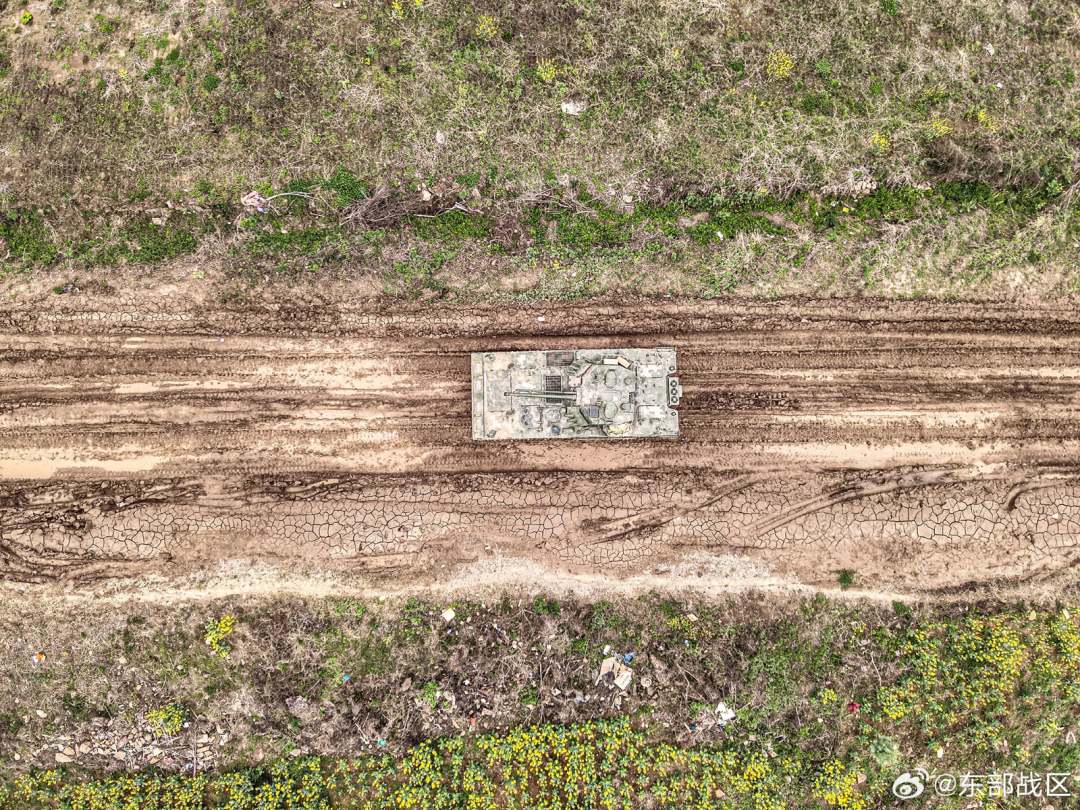 初春时节，第72集团军某旅一场装甲车实弹射击训练拉开序幕。全程随机设置敌情，有效锤炼部队单车驾驶越障、火力打击、指挥通信等多种实战能力。