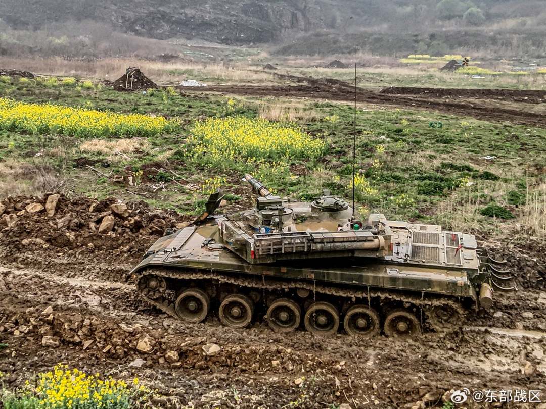 初春时节，第72集团军某旅一场装甲车实弹射击训练拉开序幕。全程随机设置敌情，有效锤炼部队单车驾驶越障、火力打击、指挥通信等多种实战能力。