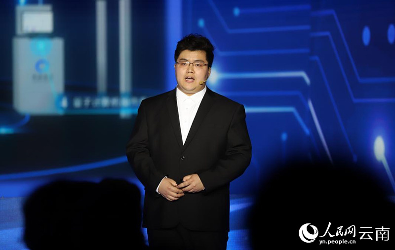 本源量子计算科技(合肥)股份有限公司市场运营总监俞书林介绍量子计算。人民网记者 李发兴摄