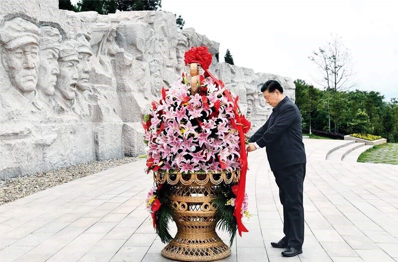 2021年4月25日至27日,中共中央总书记、国家主席、中央军委主席习近平在广西考察。这是25日上午,习近平在位于桂林市全州县的红军长征湘江战役纪念园,向湘江战役红军烈士敬献花篮。 新华社记者 谢环驰/摄