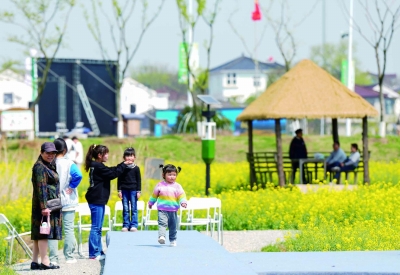 4月5日，溧水区晶桥镇曹庄富硒生态园油菜花海宛如流动的“金色”海洋。市民游客纷至沓来，感受春暖花开时节的美丽乡村。 戚珂嘉 摄