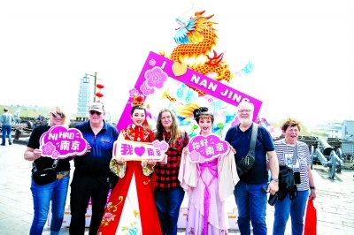 今年四月一日,德国旅游团在南京中华门城堡上和越剧演员互动。 南京文旅供图