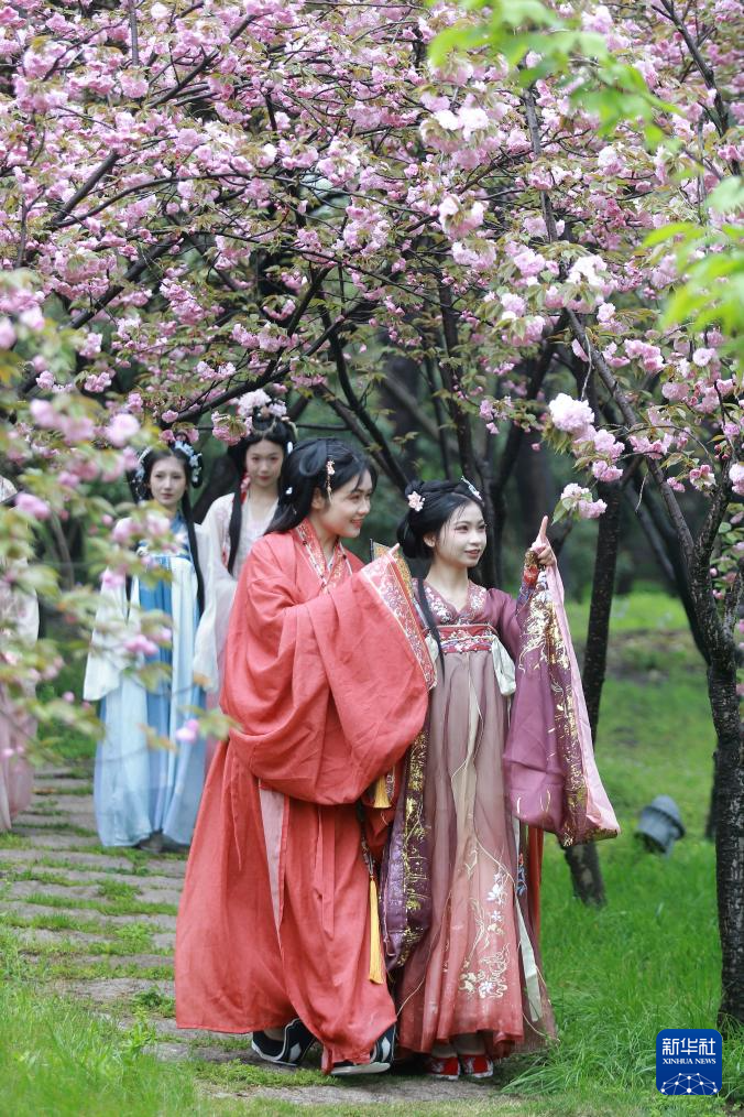 4月8日，游客在江苏扬州瘦西湖风景区内赏花。