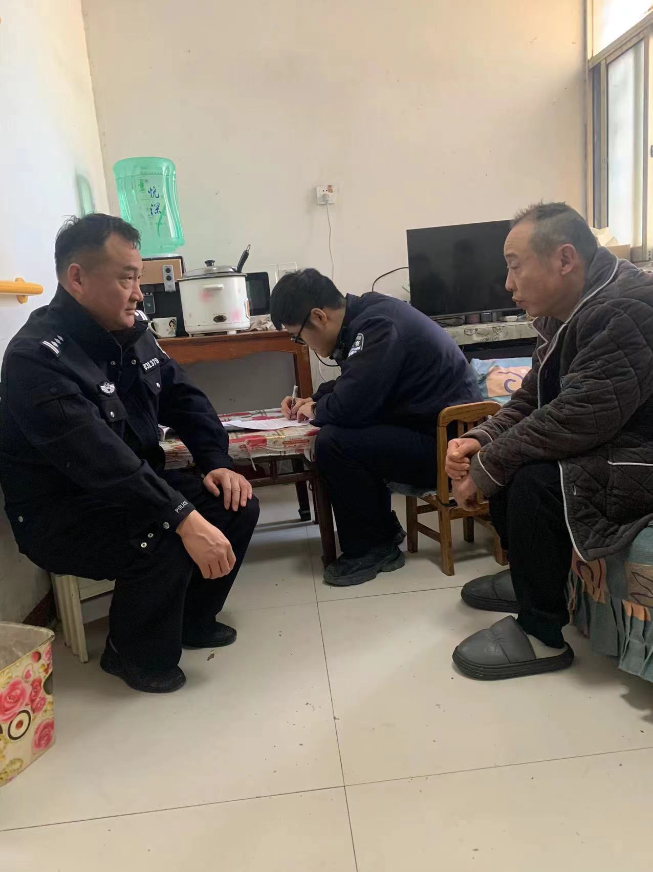 于是,张计划马不停蹄地带领2名办案人员前往白土镇派出所查找其户口