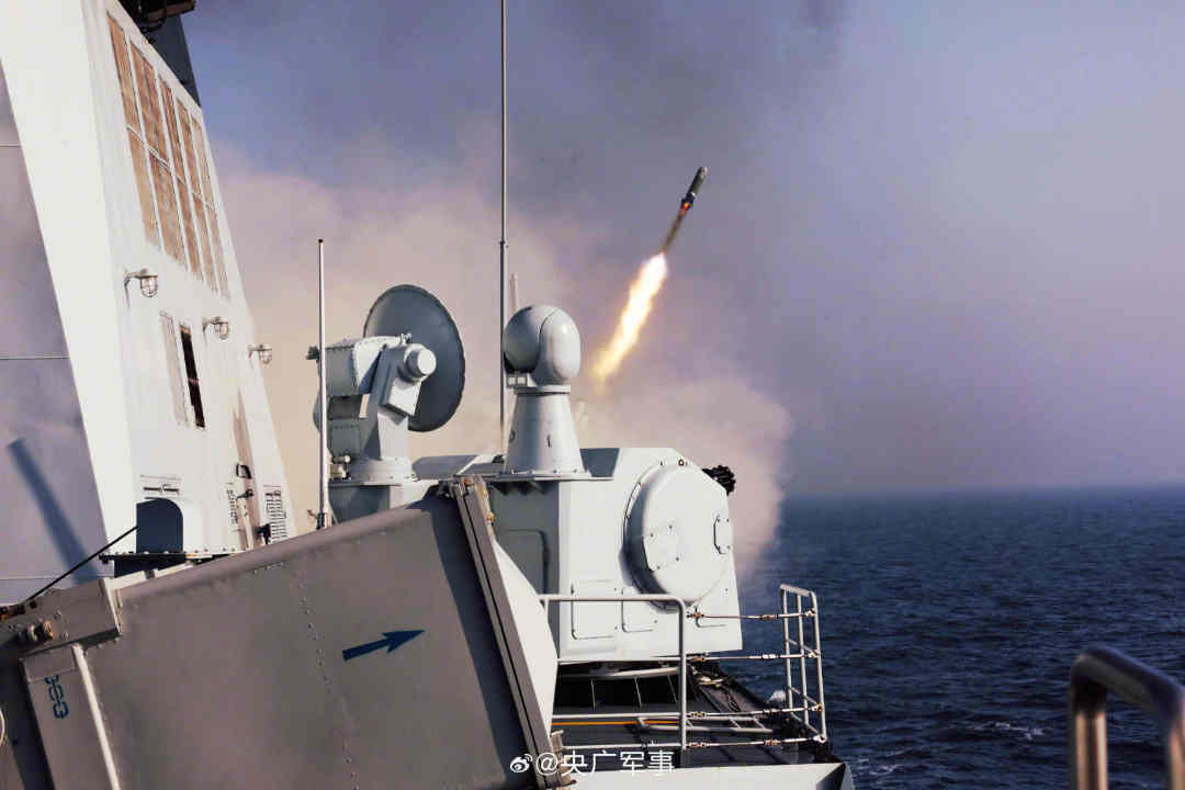 近日，东部战区海军某驱逐舰支队湘潭舰、太原舰、荆州舰等多艘舰艇组成编队，赴东海某海域开展实战化训练，锤炼编队协同作战能力。（来源：央广军事）