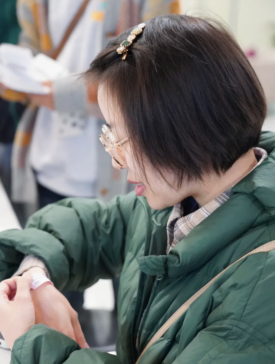 充满信心,加之身边有很多同事都是在本院成功摘镜,她术前对摘掉眼镜