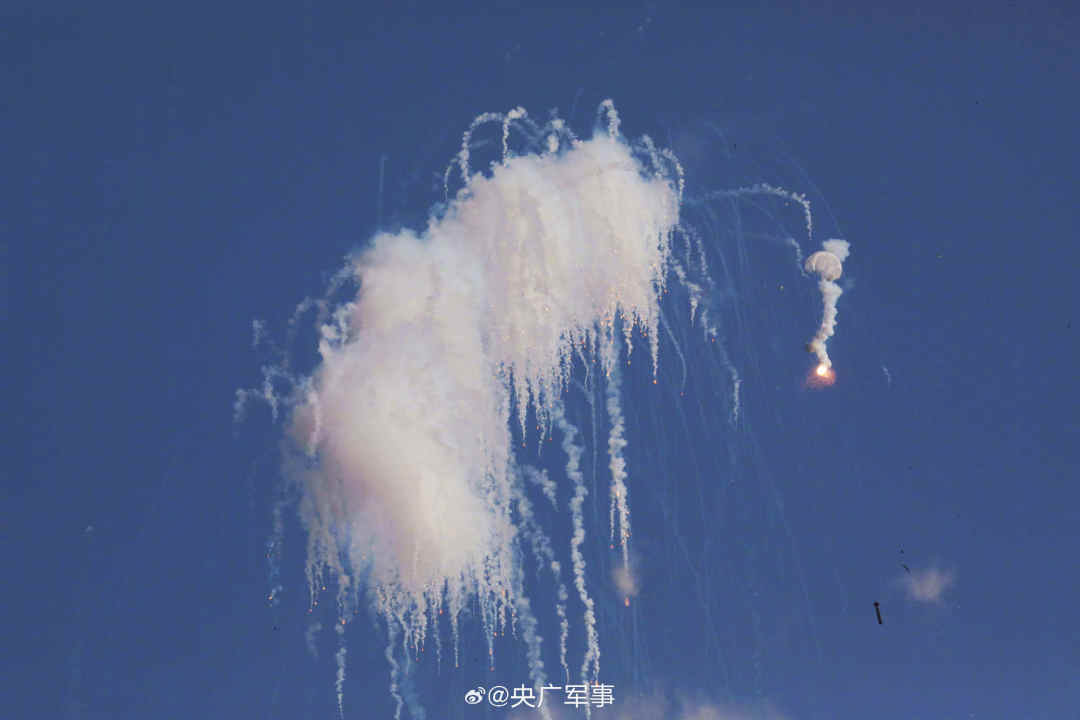 近日，东部战区海军某驱逐舰支队湘潭舰、太原舰、荆州舰等多艘舰艇组成编队，赴东海某海域开展实战化训练，锤炼编队协同作战能力。（来源：央广军事）