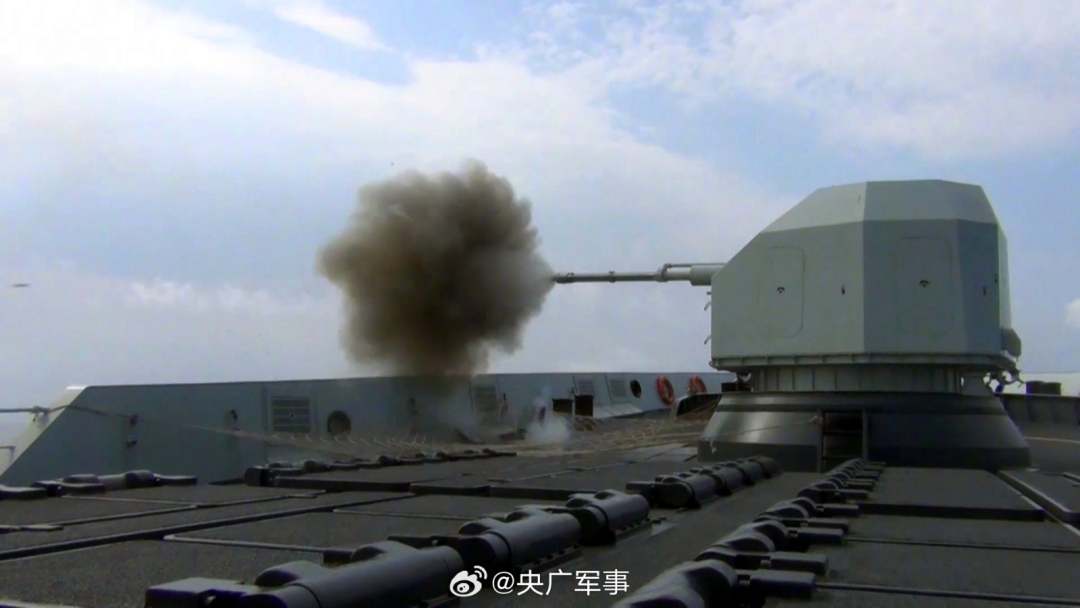 近日，东部战区海军某驱逐舰支队湘潭舰、太原舰、荆州舰等多艘舰艇组成编队，赴东海某海域开展实战化训练，锤炼编队协同作战能力。（来源：央广军事）