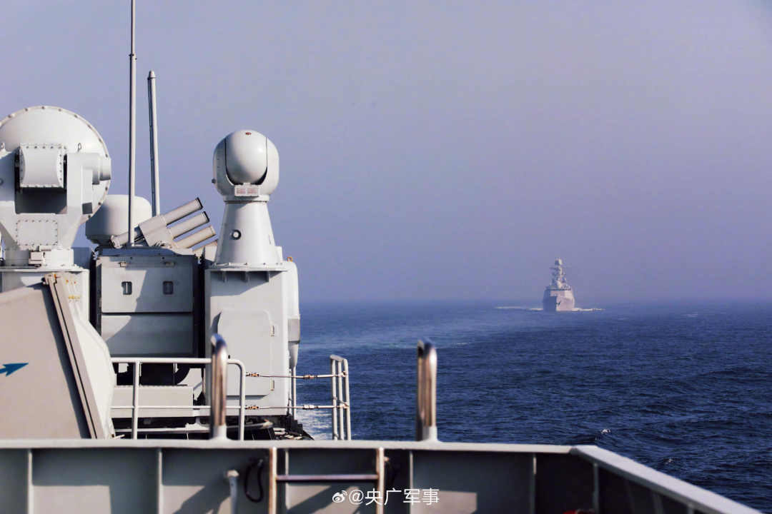 近日，东部战区海军某驱逐舰支队湘潭舰、太原舰、荆州舰等多艘舰艇组成编队，赴东海某海域开展实战化训练，锤炼编队协同作战能力。（来源：央广军事）