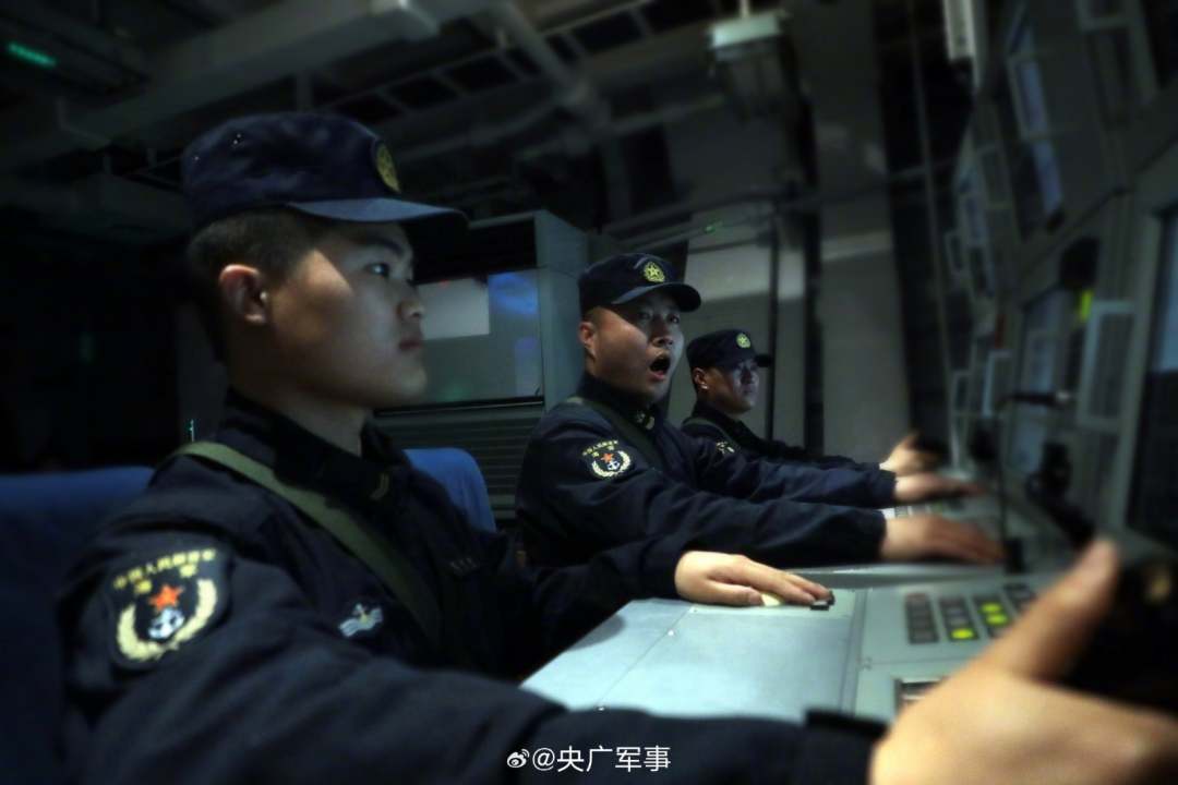 近日，东部战区海军某驱逐舰支队湘潭舰、太原舰、荆州舰等多艘舰艇组成编队，赴东海某海域开展实战化训练，锤炼编队协同作战能力。（来源：央广军事）