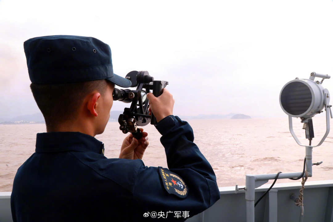 近日，东部战区海军某驱逐舰支队湘潭舰、太原舰、荆州舰等多艘舰艇组成编队，赴东海某海域开展实战化训练，锤炼编队协同作战能力。（来源：央广军事）