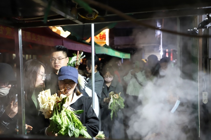 天水麻辣烫爆火,游客正在排队。图片来源:天水市融媒体中心