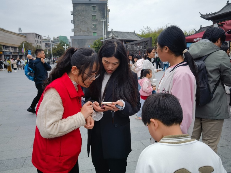 在江西景德镇,身披“红马甲”的志愿者正在为游客提供导览服务。受访者供图。受访者供图