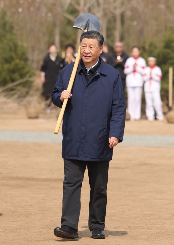 2024年4月3日,习近平总书记来到北京市通州区潞城镇参加首都义务植树活动。