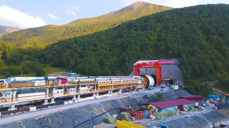 “高加索号”单护盾硬岩掘进机(TBM)。中铁隧道局格鲁吉亚KK公路隧道项目部供图