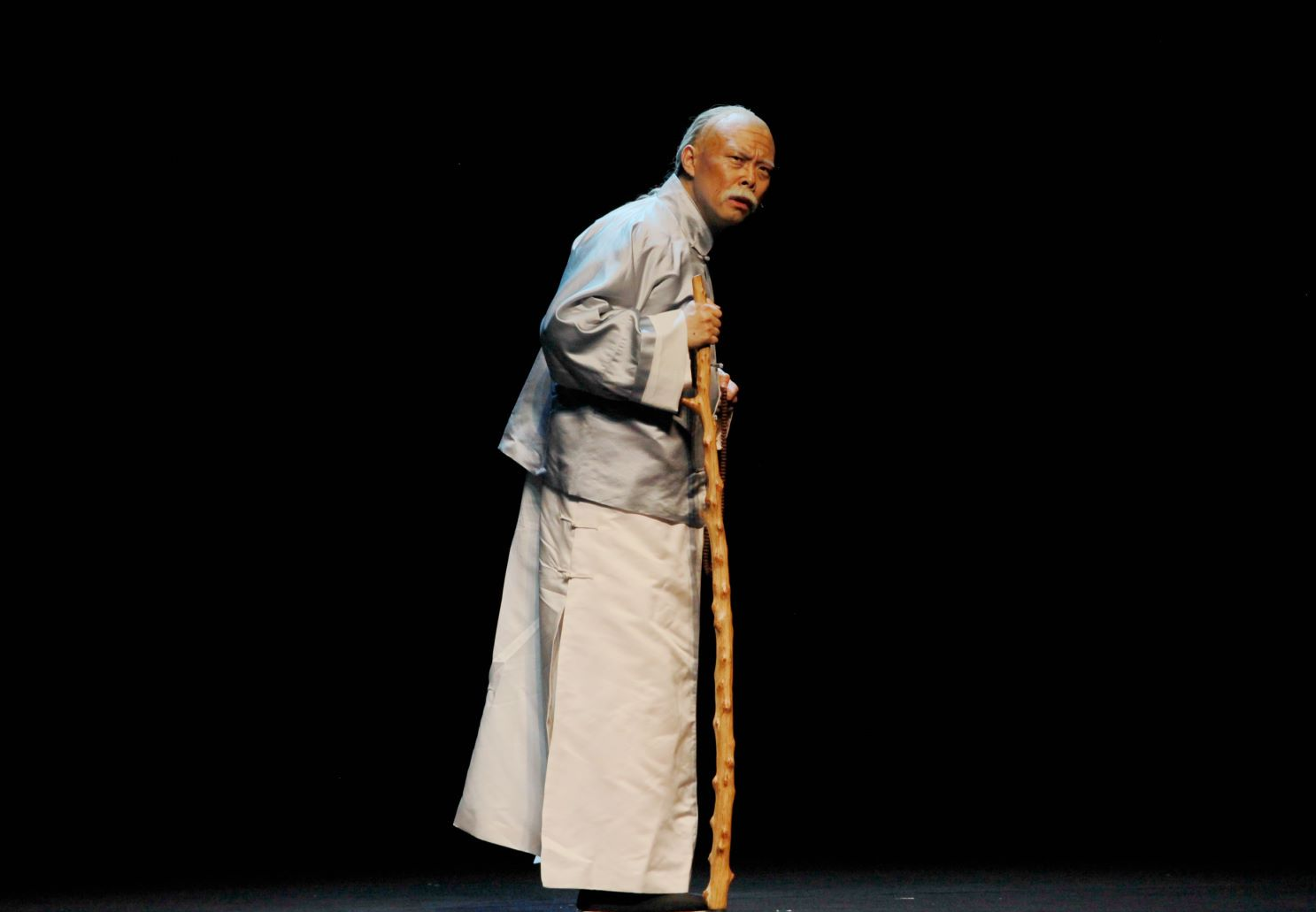 话剧《刻经》剧照，杨彦饰演杨仁山。