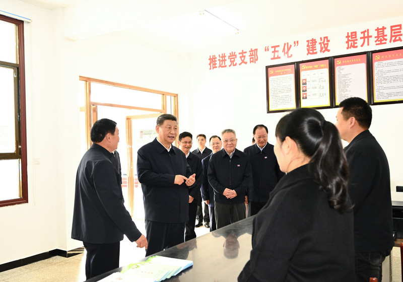 2024年3月18日至21日,中共中央总书记、国家主席、中央军委主席习近平在湖南考察。这是19日下午,习近平在常德市鼎城区谢家铺镇港中坪村党群服务中心了解当地为基层减负、提升基层治理效能等情况。新华社记者 燕雁 摄