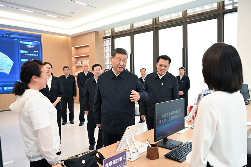 2024年4月22日下午,习近平总书记在重庆市九龙坡区谢家湾街道民主村社区考察。