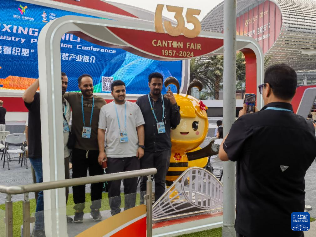 5月1日，外国客商与广交会吉祥物合影。