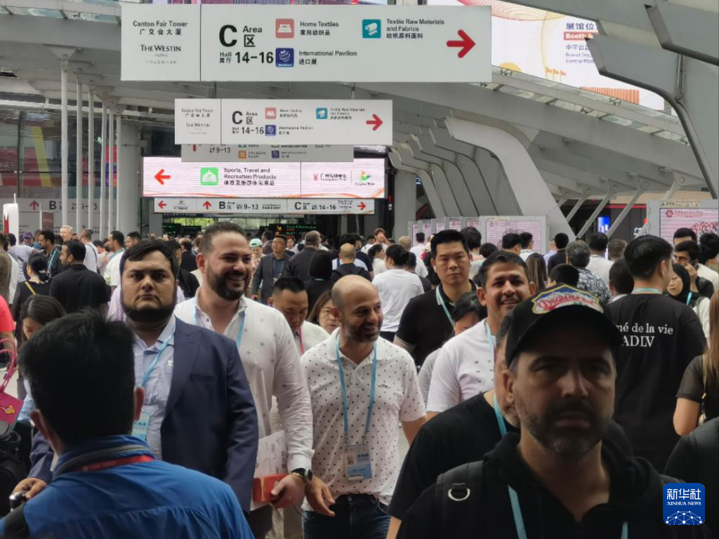 第135届广交会第三期于5月1日开幕，将持续至5月5日。本期以“美好生活”为主题，展出包括玩具及孕婴童、时尚、家用纺织品、文具、健康休闲在内的五个专业板块，共21个展区、2.4万个展位，参展企业1.1万家。