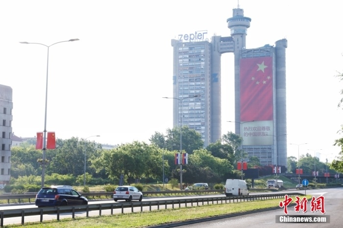 当地时间5月6日,塞尔维亚首都贝尔格莱德,被称为“贝尔格莱德西大门”的建筑格内克斯塔上悬挂起巨幅五星红旗,“热烈欢迎尊敬的中国朋友”等标语格外醒目。<a target='_blank' href='/'>中新社</a>记者 韩海丹 摄 当地时间5月6日,塞尔维亚首都贝尔格莱德,被称为“贝尔格莱德西大门”的建筑格内克斯塔上悬挂起巨幅五星红旗,“热烈欢迎尊敬的中国朋友”等标语格外醒目。<a target='_blank' href='/'>中新社</a>记者 韩海丹 摄