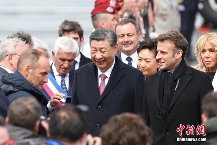 当地时间5月7日,中国国家主席习近平从法国巴黎飞抵塔布,继续对法国的国事访问。马克龙总统夫妇在机场迎接。<a target='_blank' href='/'>中新社</a>记者 盛佳鹏 摄 当地时间5月7日,中国国家主席习近平从法国巴黎飞抵塔布,继续对法国的国事访问。马克龙总统夫妇在机场迎接。<a target='_blank' href='/'>中新社</a>记者 盛佳鹏 摄