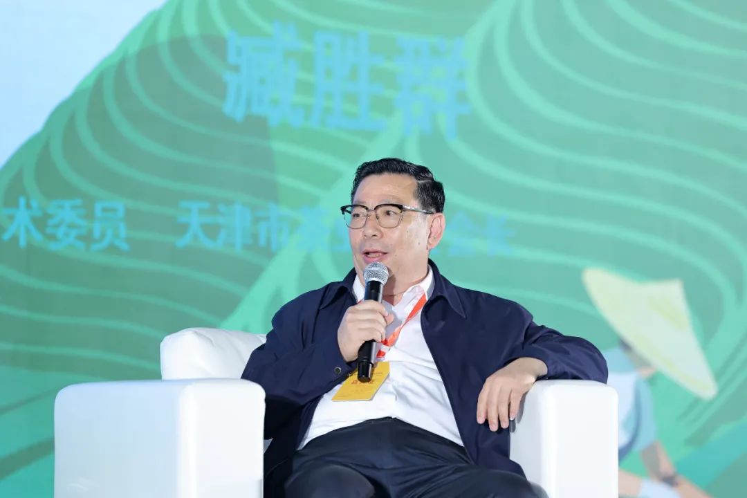 吴锡端副会长重点讲述了"荣县花茶"在新茶饮上的发展潜力.