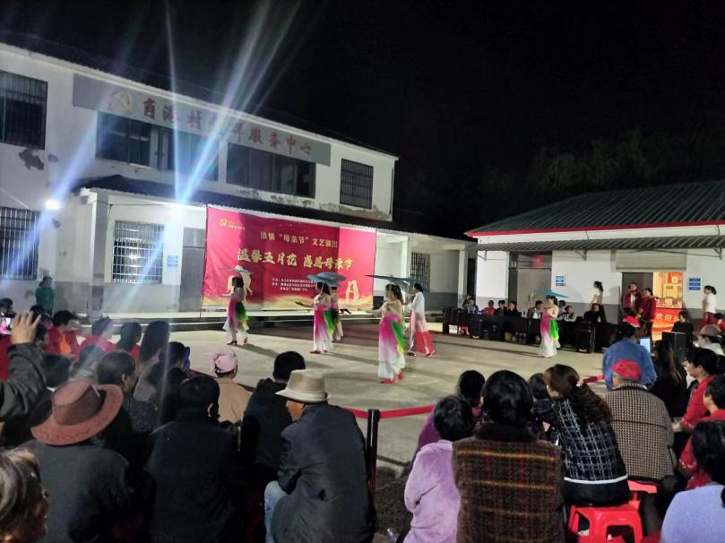 的同时,培育和践行社会主义核心价值观,增强了肖港村的凝聚力与向心力