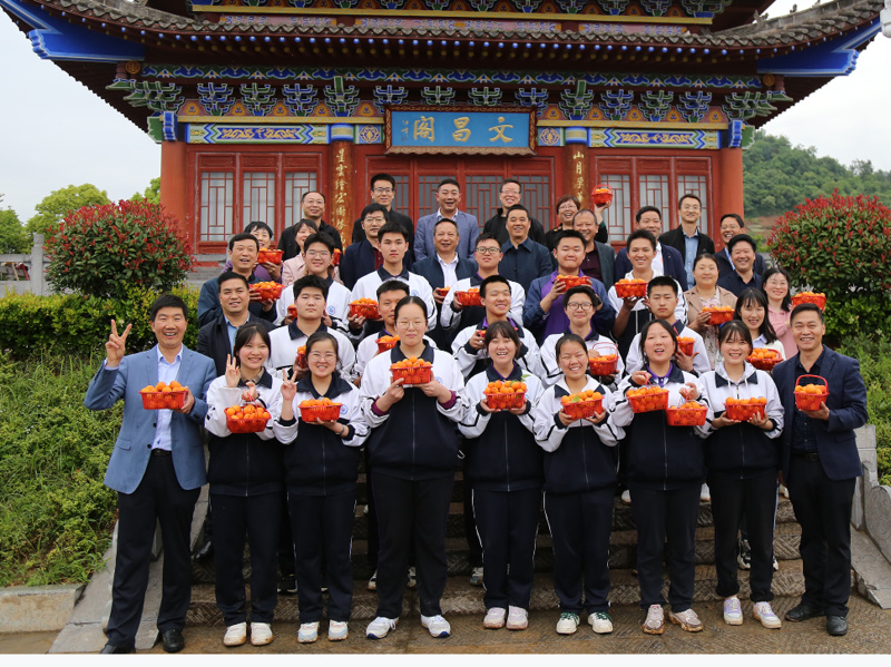 5月23日下午,商南县高级中学高考前“校长有约”特色活动在桃李园杏坛广场举行。图片来源:商南县高级中学公众号