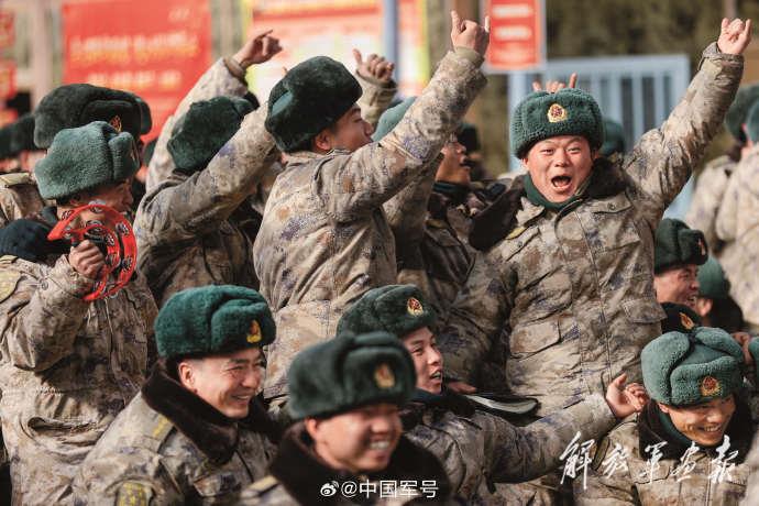 被称为“生命禁区”的喀喇昆仑高原，气候极为恶劣。在艰苦的条件下，陆军某团官兵发扬“一不怕苦、二不怕死”的精神，忠诚履行保护祖国的职责，更写下“卫国戍边不后悔，夜以继日不后退”的战斗口号。向高原卫士们致敬！（来源：中国军号）