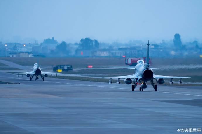 初夏时节，一架架战机起飞，列队奔赴目标空域。一组高清大图↑↑带你直击南部战区空军航空兵某旅跨昼夜飞行训练现场。