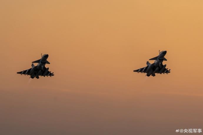 初夏时节，一架架战机起飞，列队奔赴目标空域。一组高清大图↑↑带你直击南部战区空军航空兵某旅跨昼夜飞行训练现场。